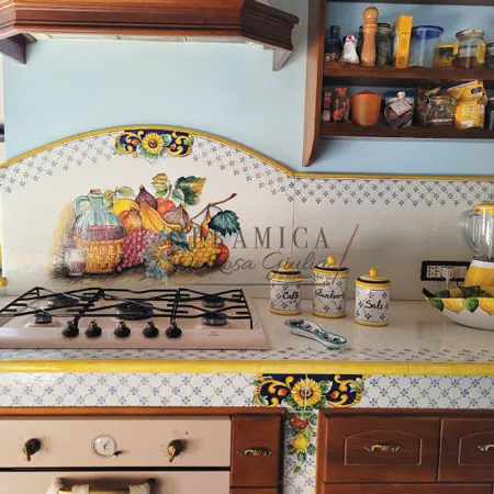 cucina in muratura con decoro vietrese